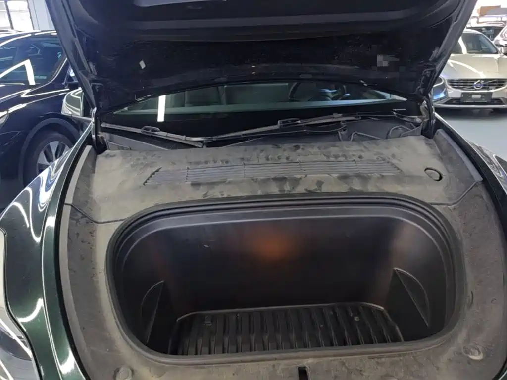 Tesla Model Y — миниатюра 20