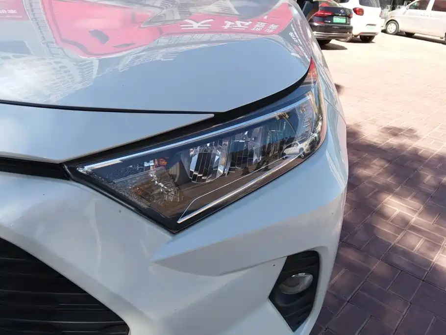 Toyota RAV4 — миниатюра 5