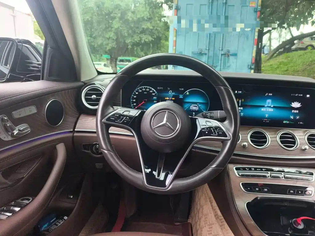 Mercedes-Benz E-Class — миниатюра 6