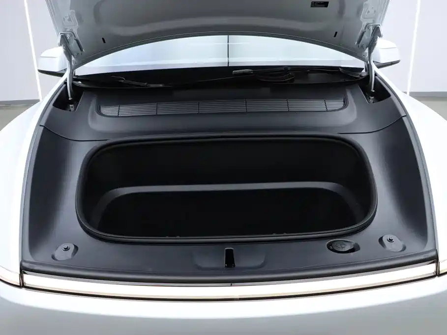 Tesla Model Y L — миниатюра 8