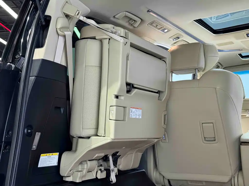 Toyota Alphard — миниатюра 11