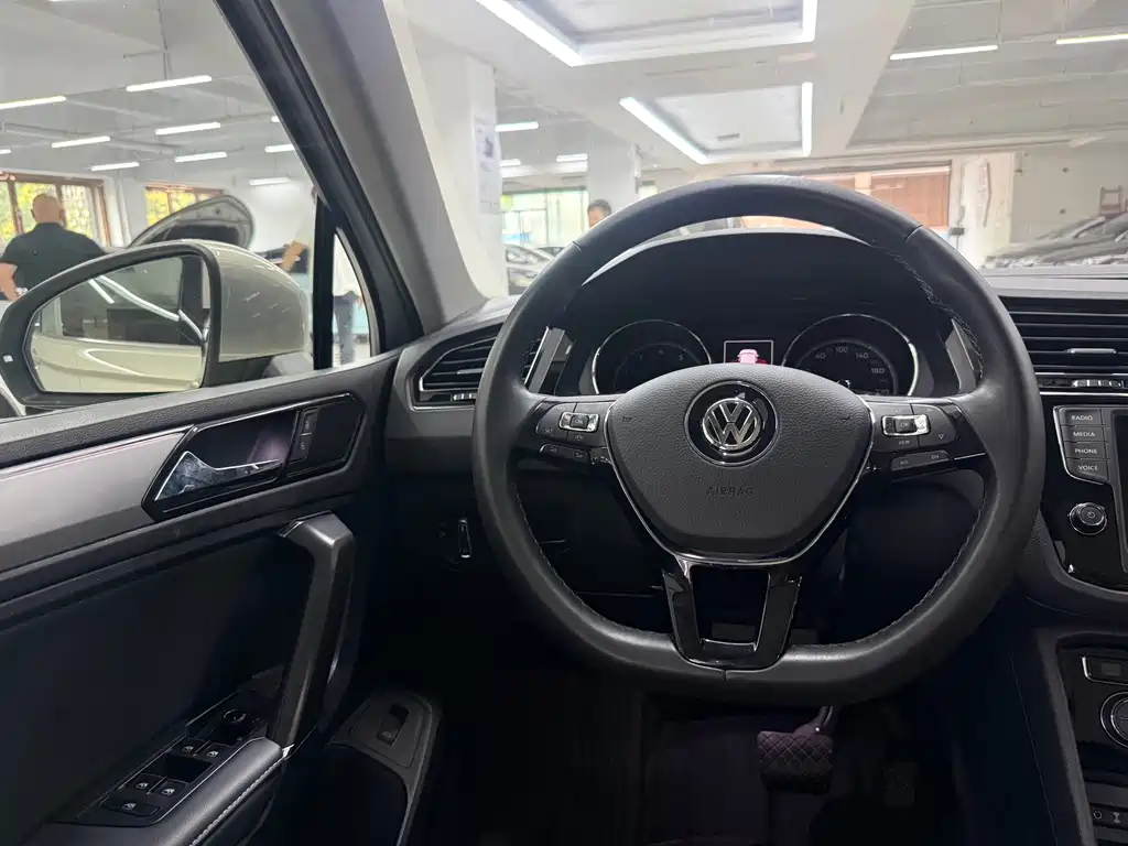 Volkswagen Tiguan L — миниатюра 21
