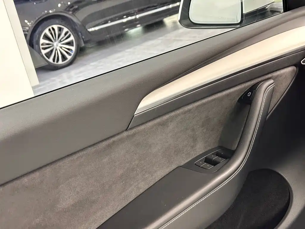 Tesla Model Y — миниатюра 9