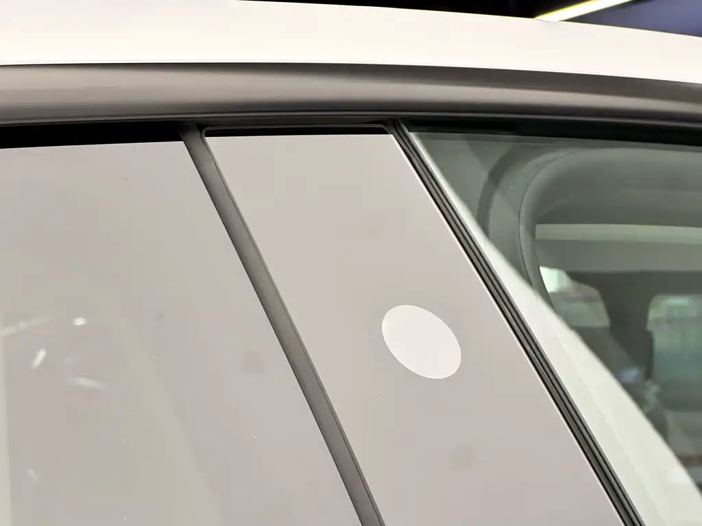 Tesla Model Y — миниатюра 7