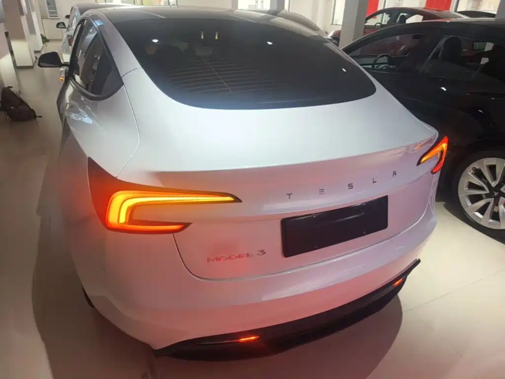 Tesla Model 3 — миниатюра 6