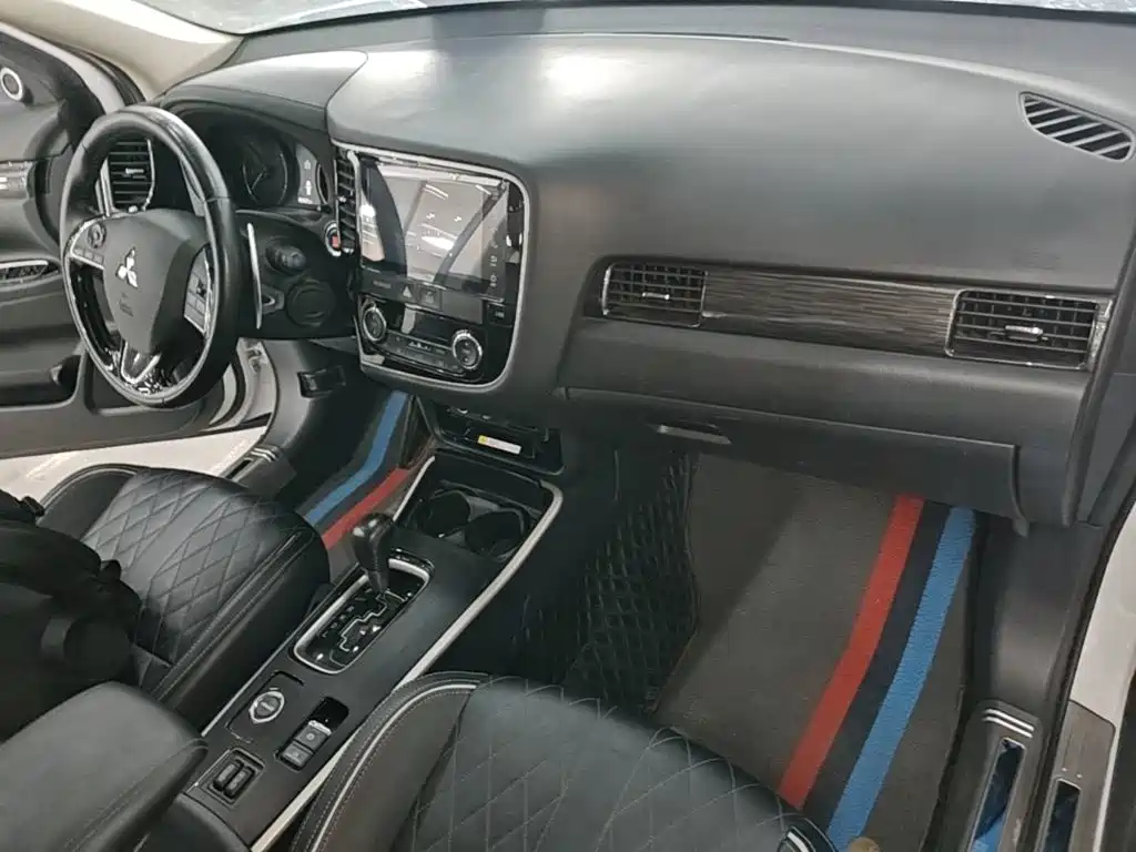 Mitsubishi Outlander — миниатюра 10