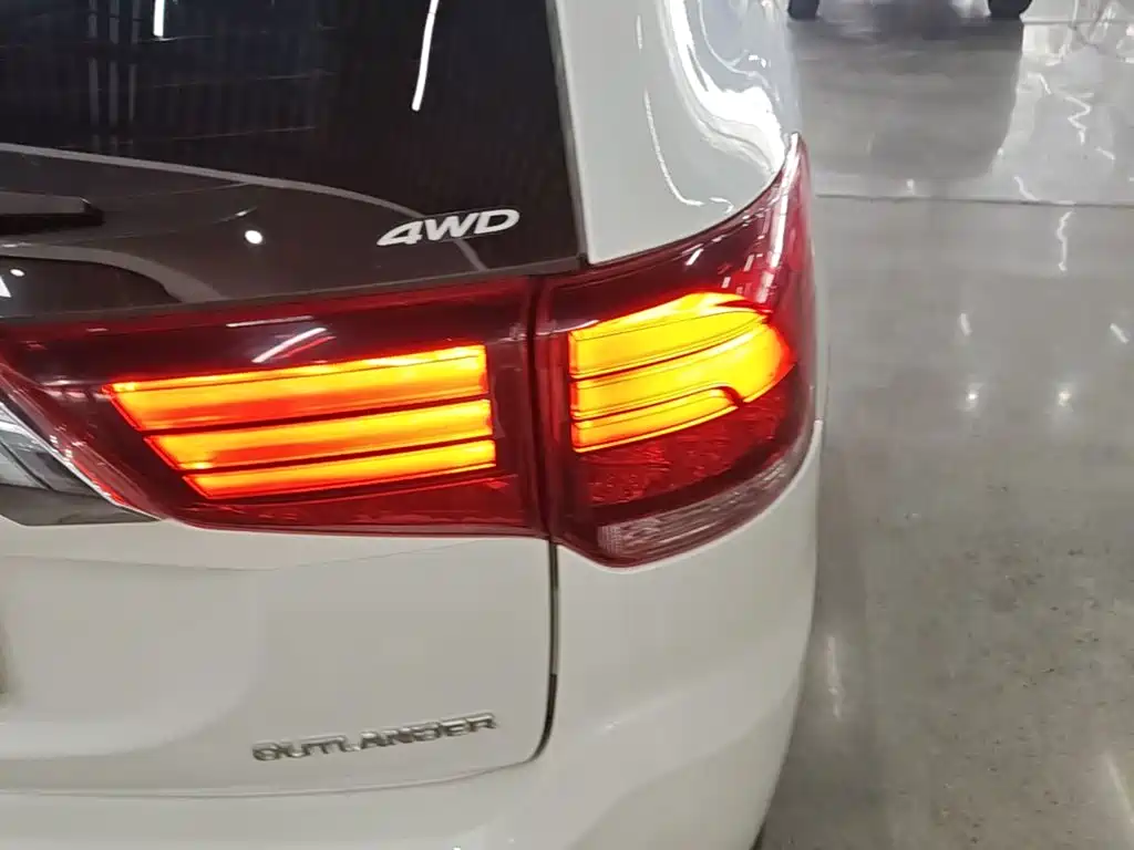 Mitsubishi Outlander — миниатюра 8