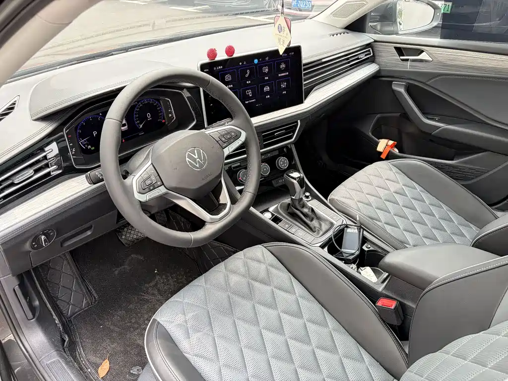 Volkswagen Sagitar 2025 300TSI DSG