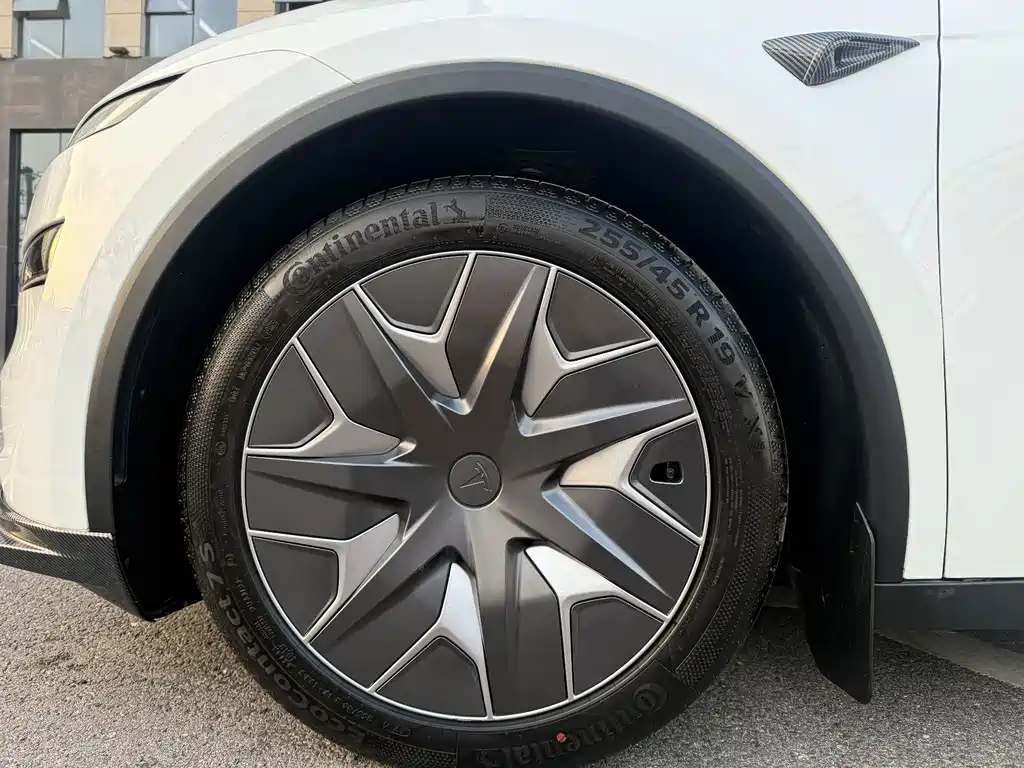 Tesla Model Y L — миниатюра 8