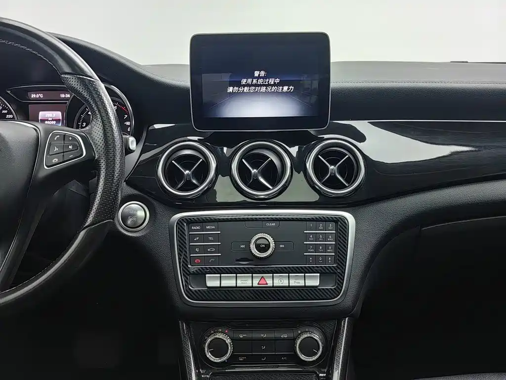 Mercedes-Benz GLA — миниатюра 12