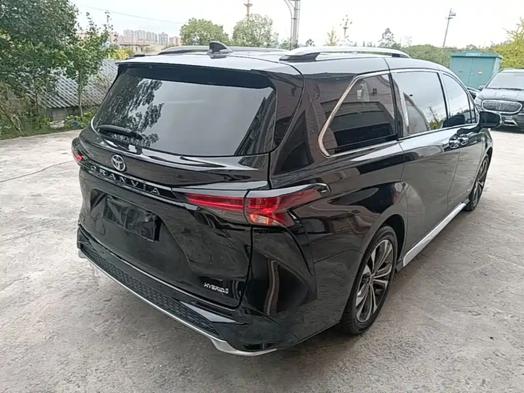 Toyota Granvia — миниатюра 7