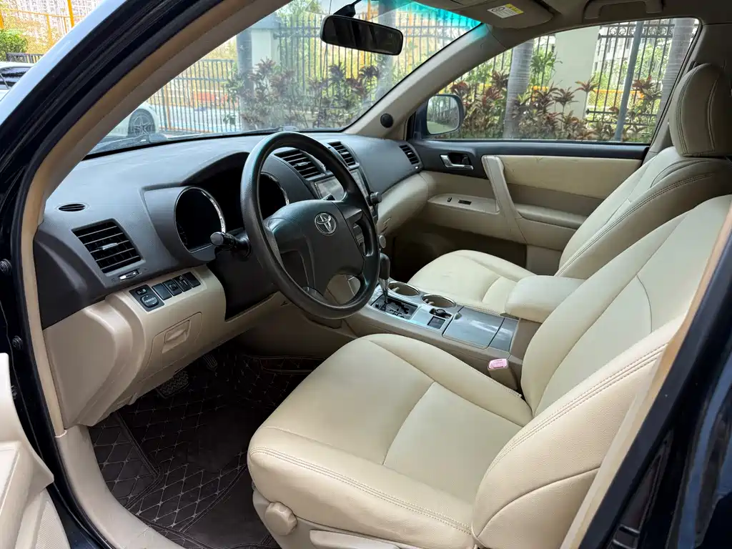 Toyota Highlander 2012 2.7L 5 мест Elite