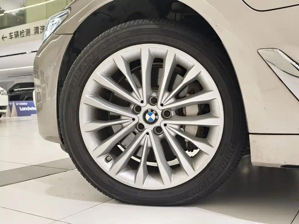 BMW 5 Series New Energy — миниатюра 13
