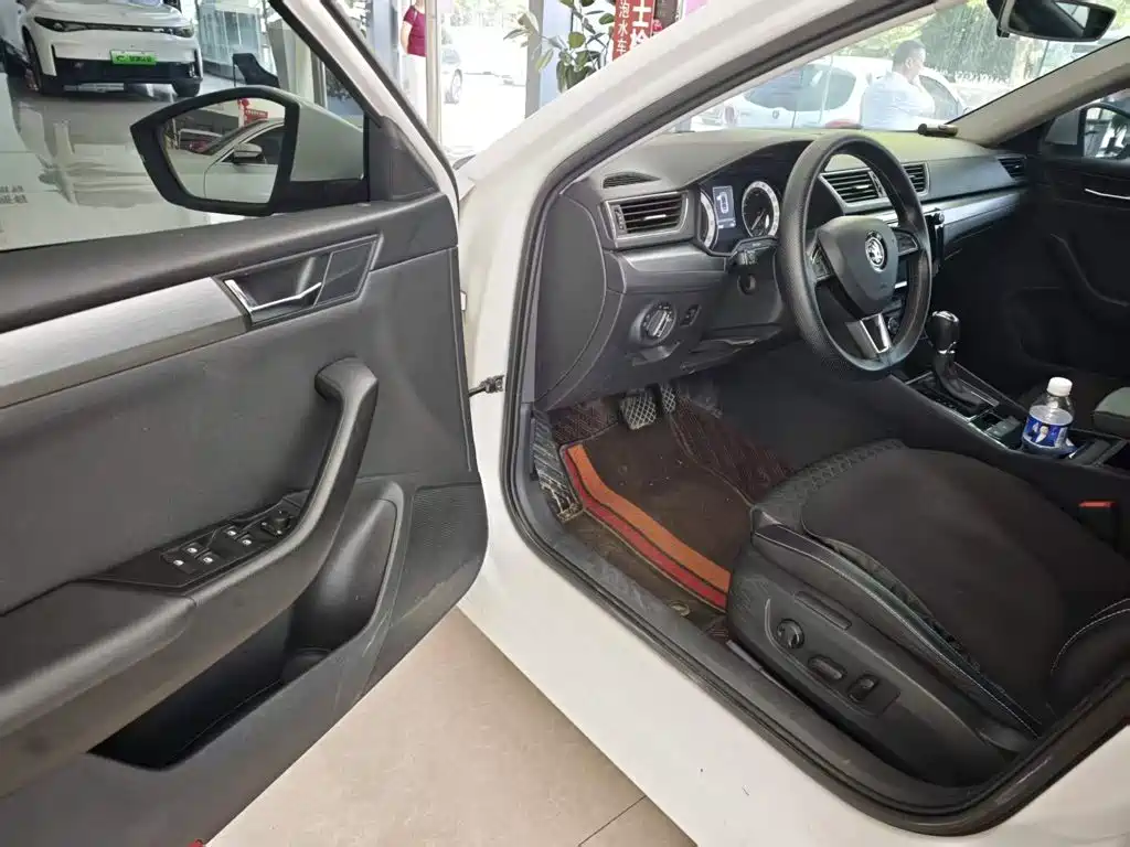 Skoda Superb — миниатюра 16