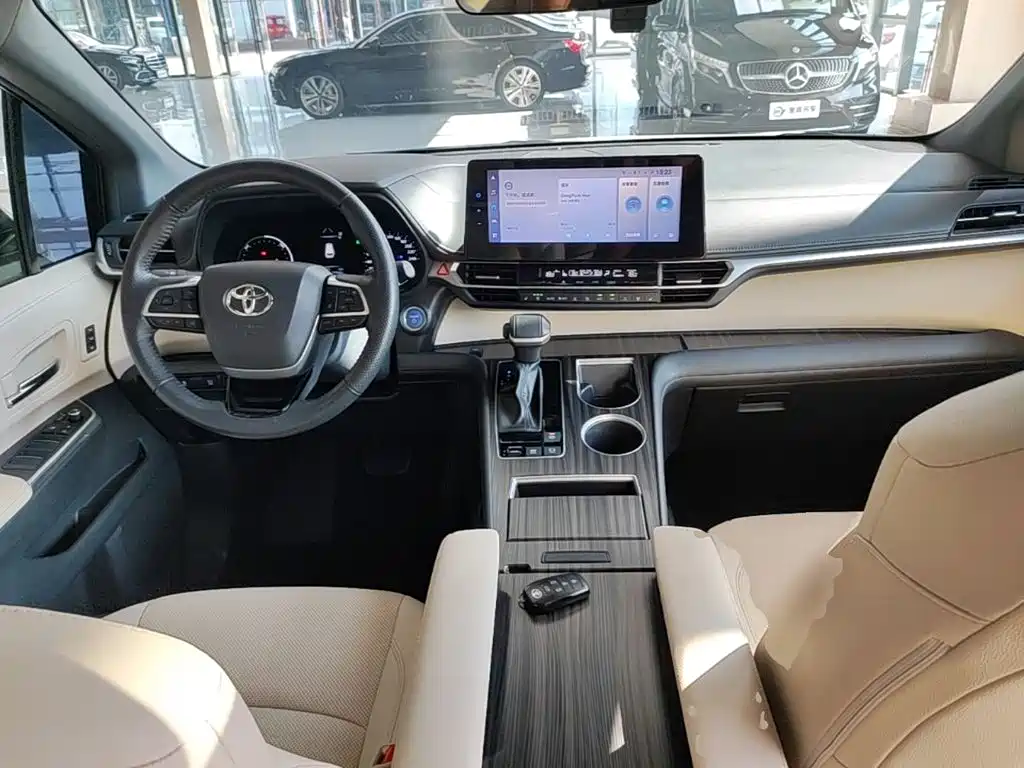 Toyota Granvia — миниатюра 10