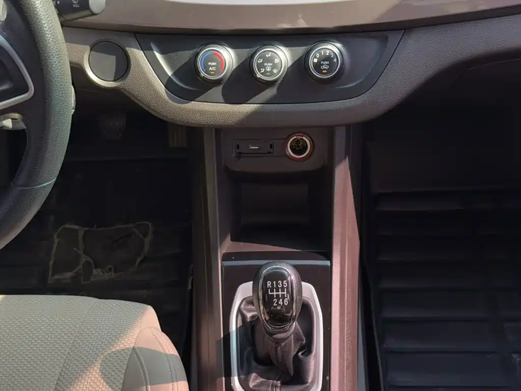 Baojun 310W — миниатюра 4