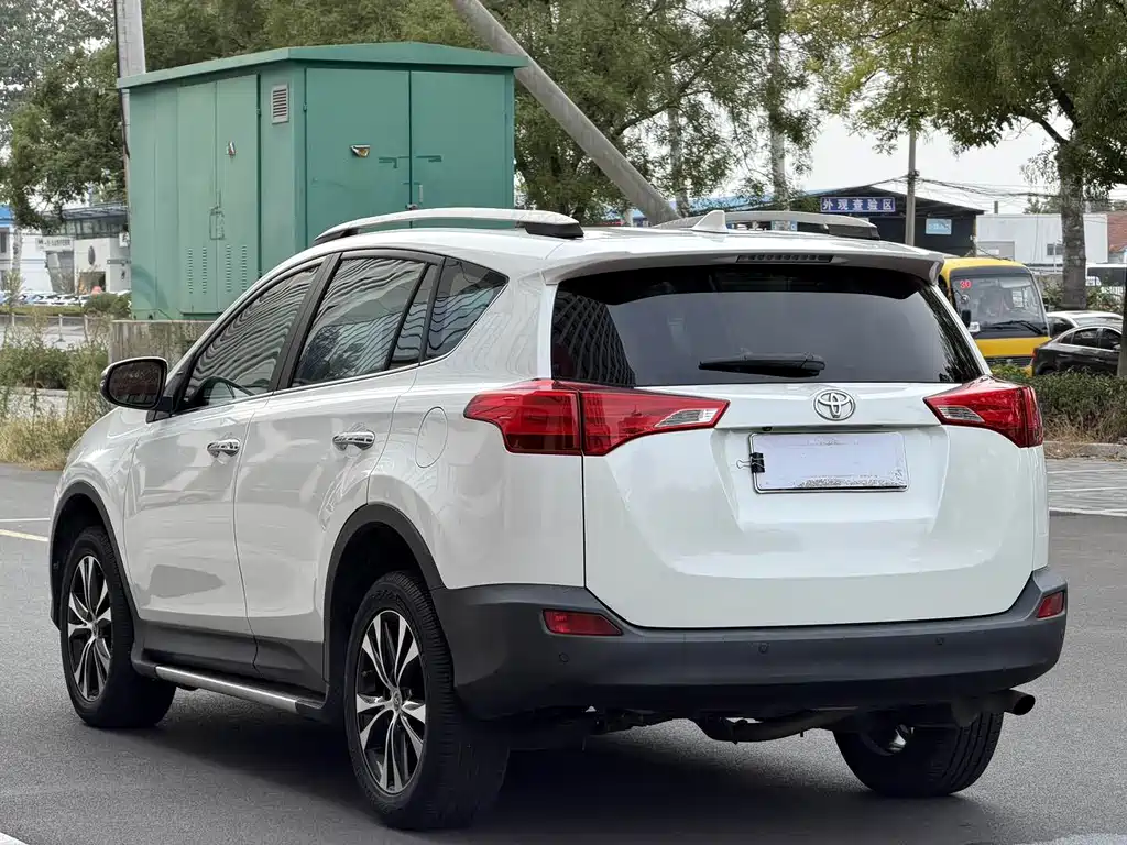 Toyota RAV4 — миниатюра 4