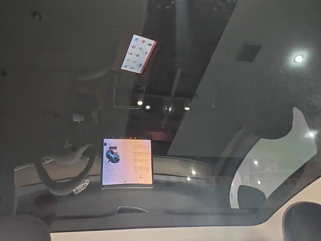 Tesla Model Y — миниатюра 18