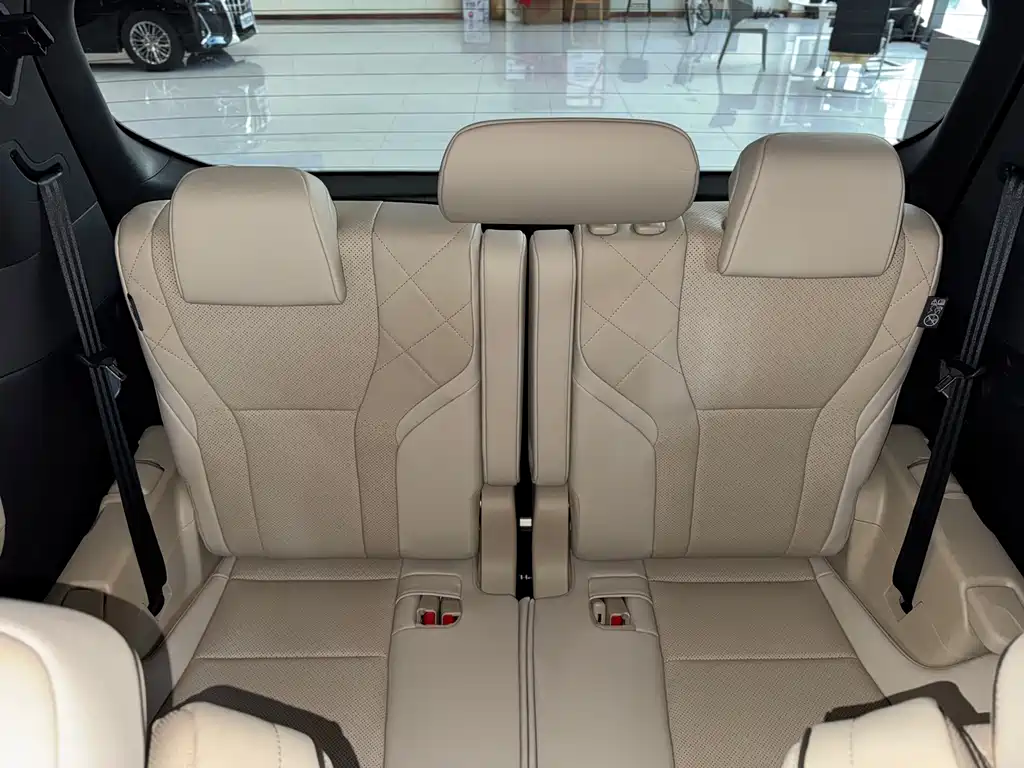 Toyota Alphard — миниатюра 8