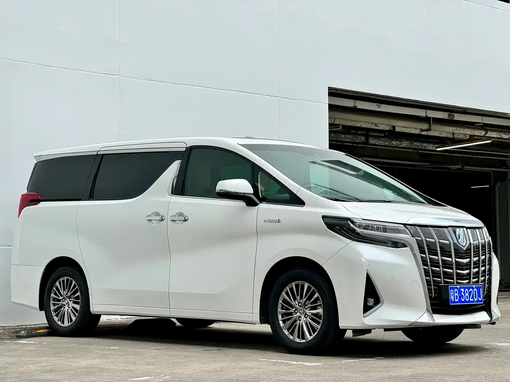 Toyota Alphard — миниатюра 3