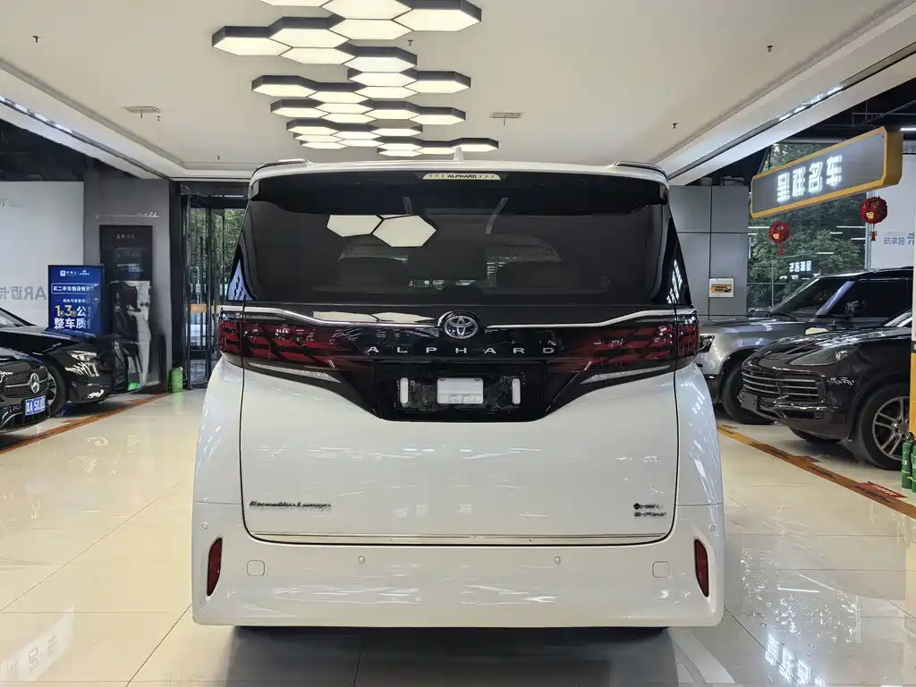 Toyota Alphard — миниатюра 18