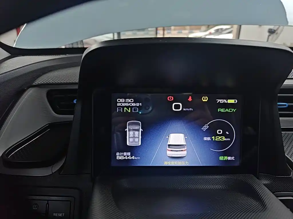 Wuling MINIEV — миниатюра 12