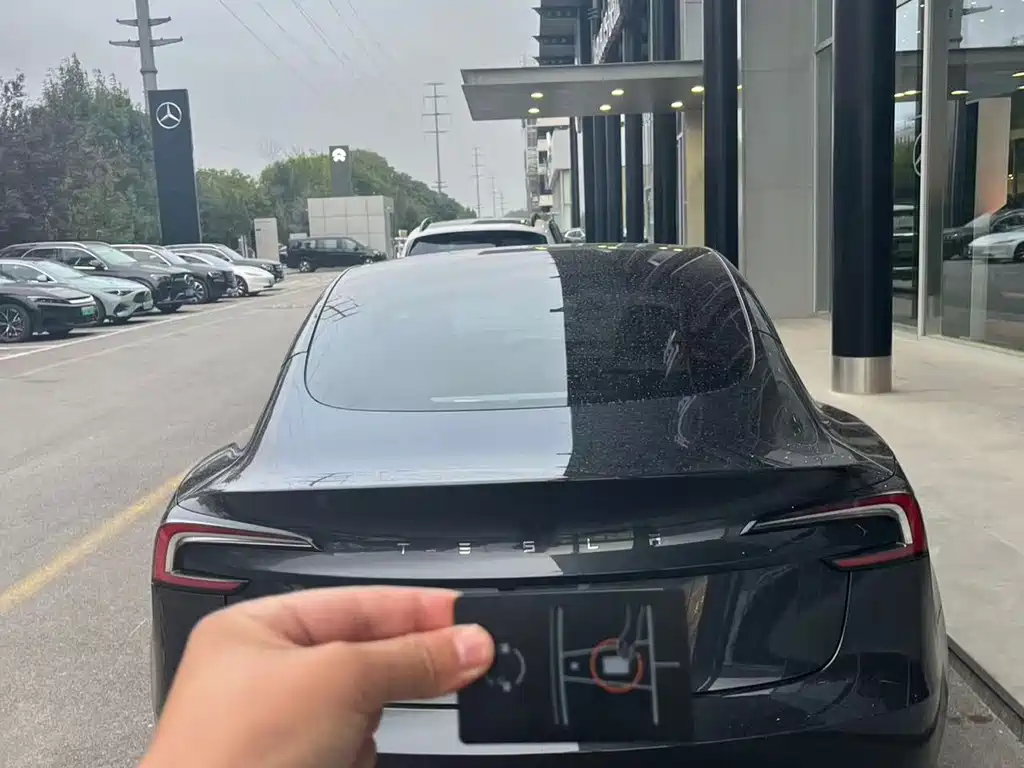 Tesla Model 3 — миниатюра 4