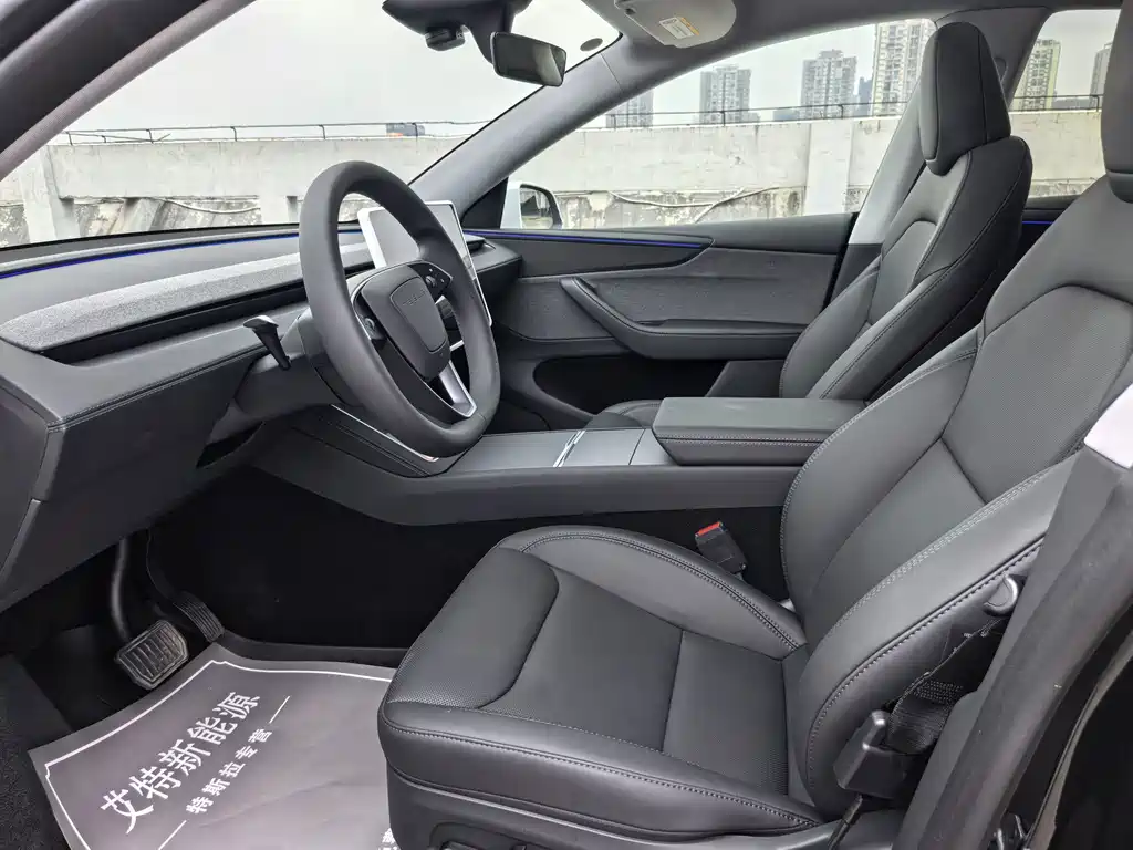 Tesla Model Y — миниатюра 12