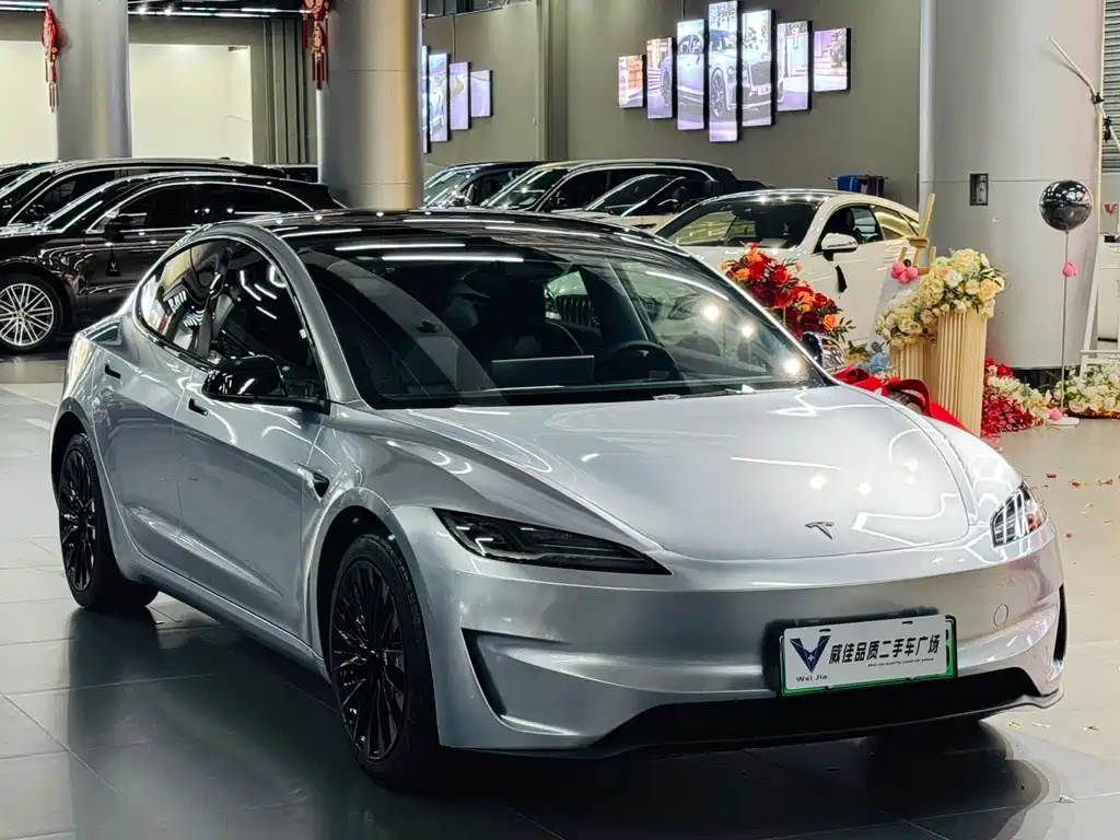 Tesla Model 3 — миниатюра 3
