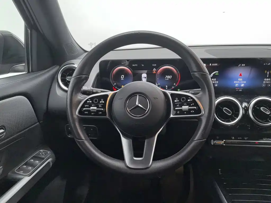 Mercedes-Benz GLB — миниатюра 11