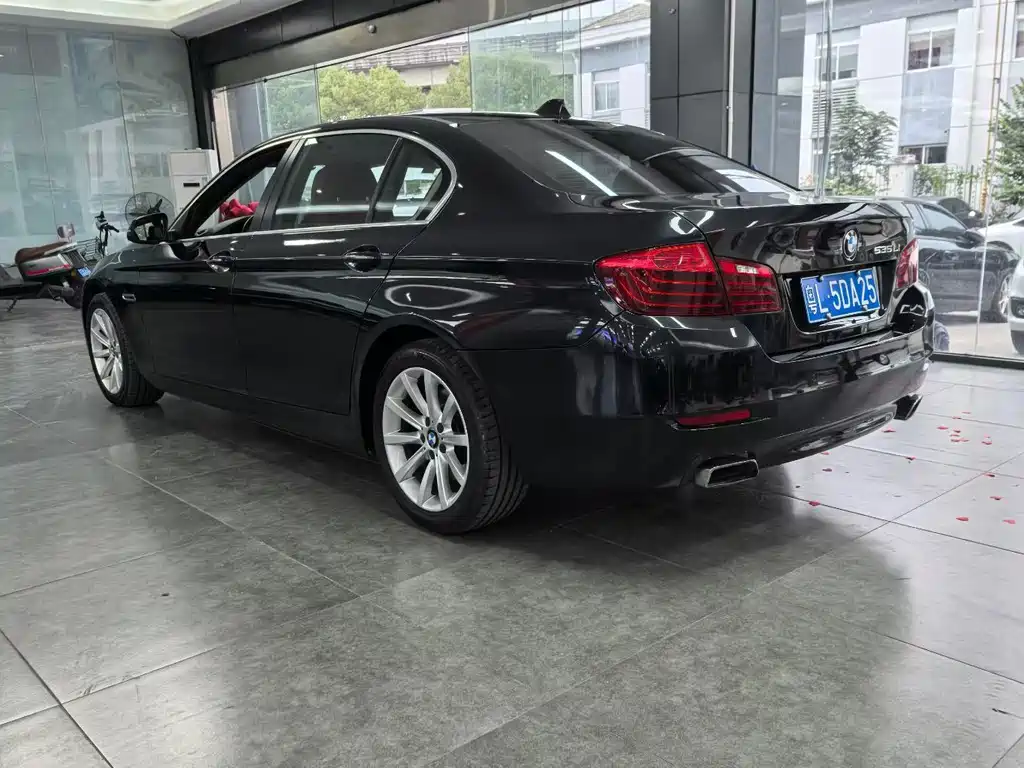BMW 5 Series — миниатюра 7