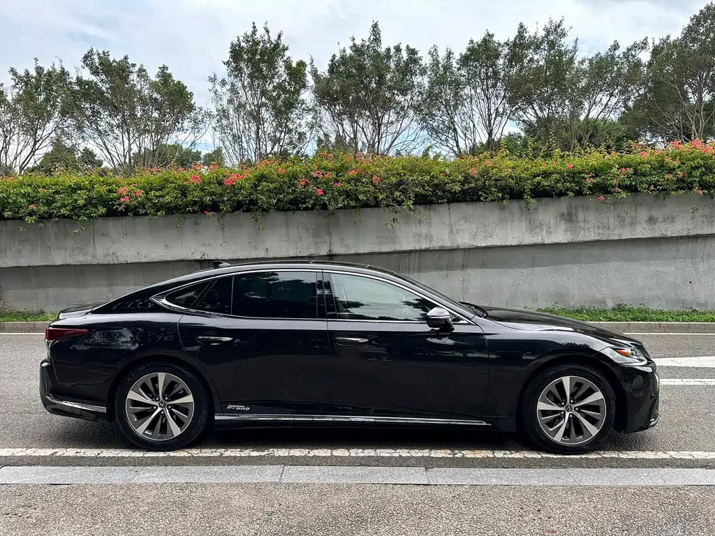 Lexus LS 2018 500h V