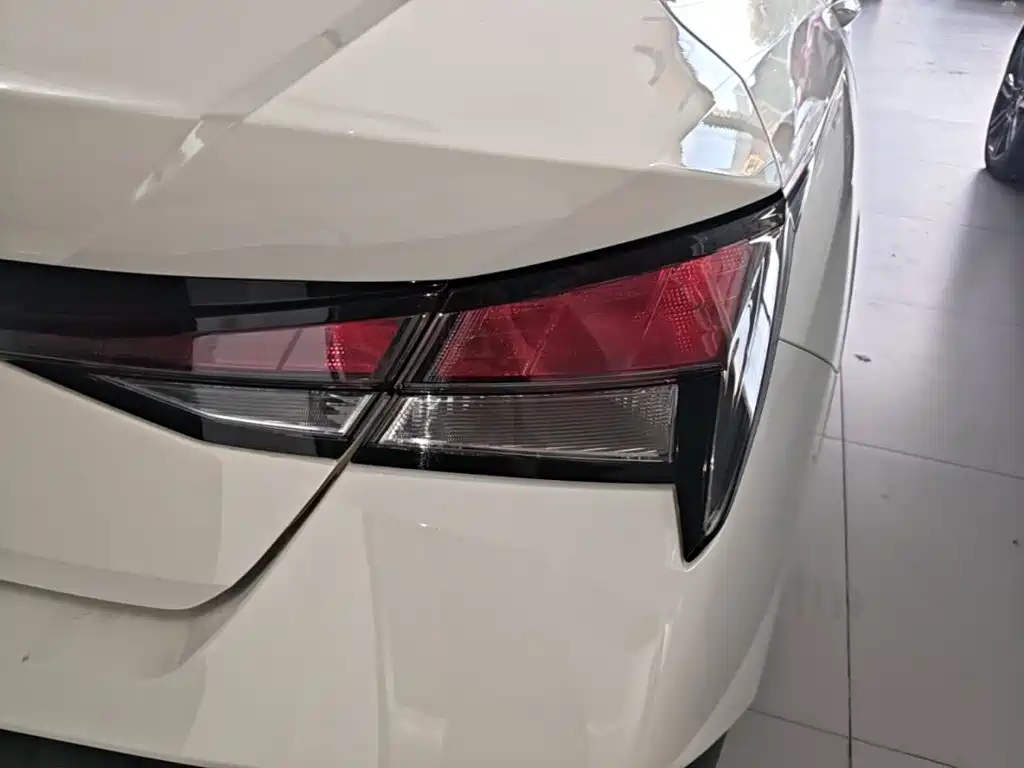 Hyundai Elantra — миниатюра 8
