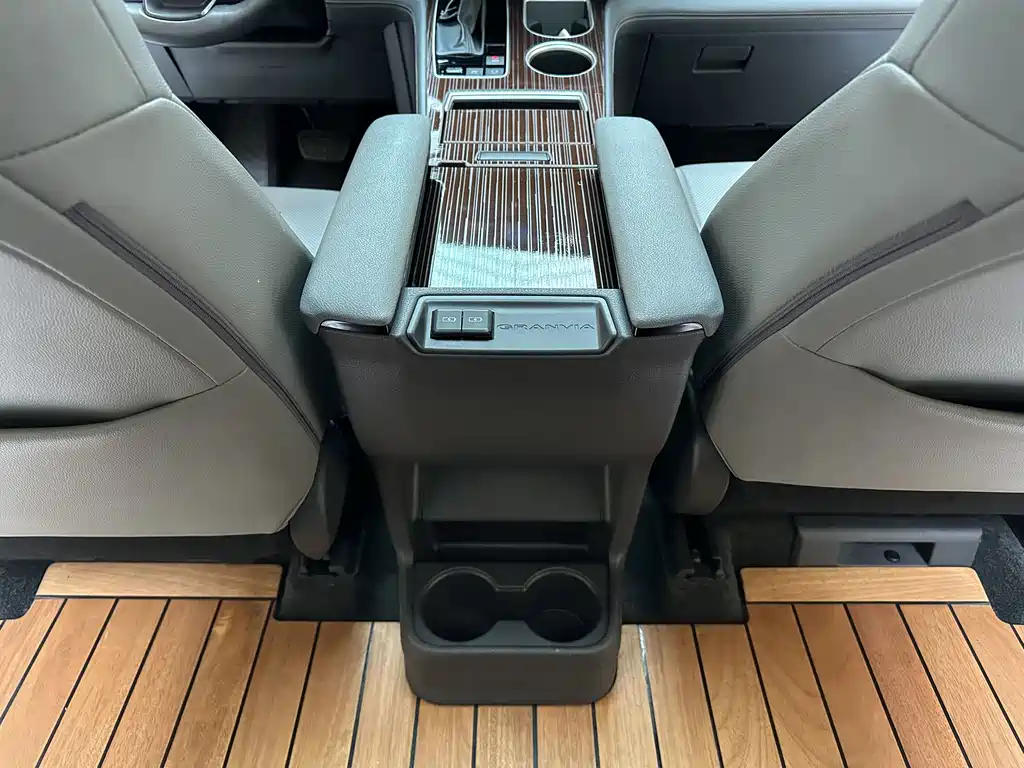 Toyota Granvia — миниатюра 16