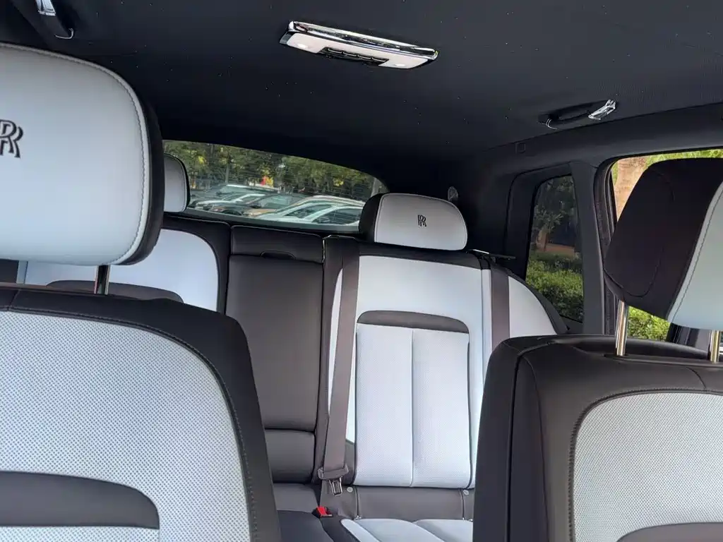 Rolls-Royce Cullinan 2018 мест