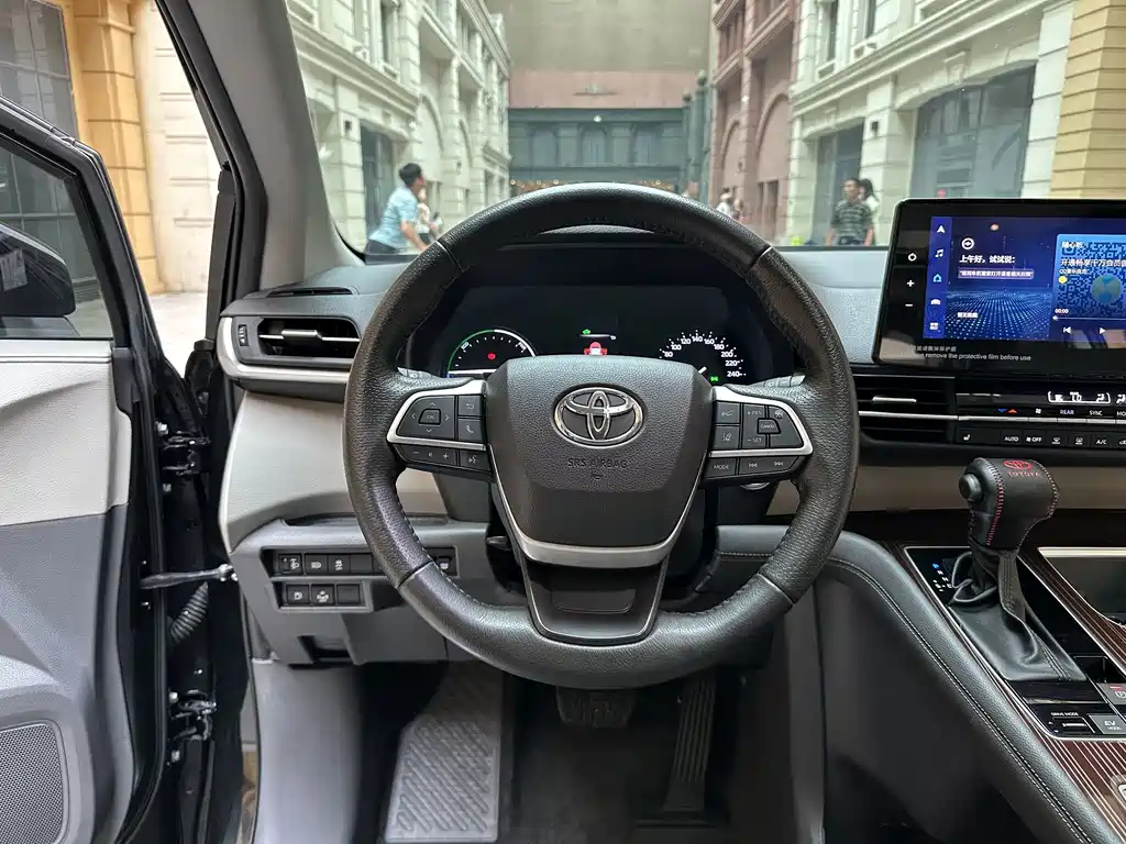 Toyota Granvia — миниатюра 9