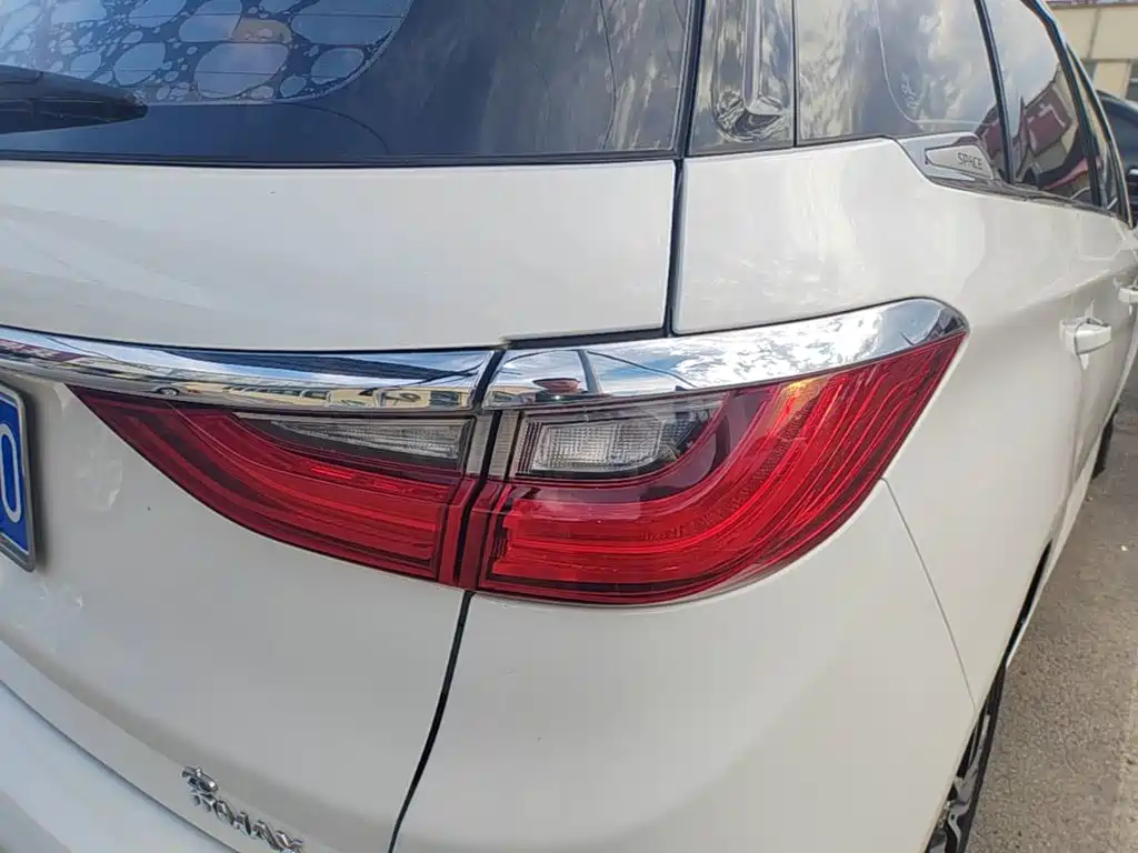 BYD MAX — миниатюра 8