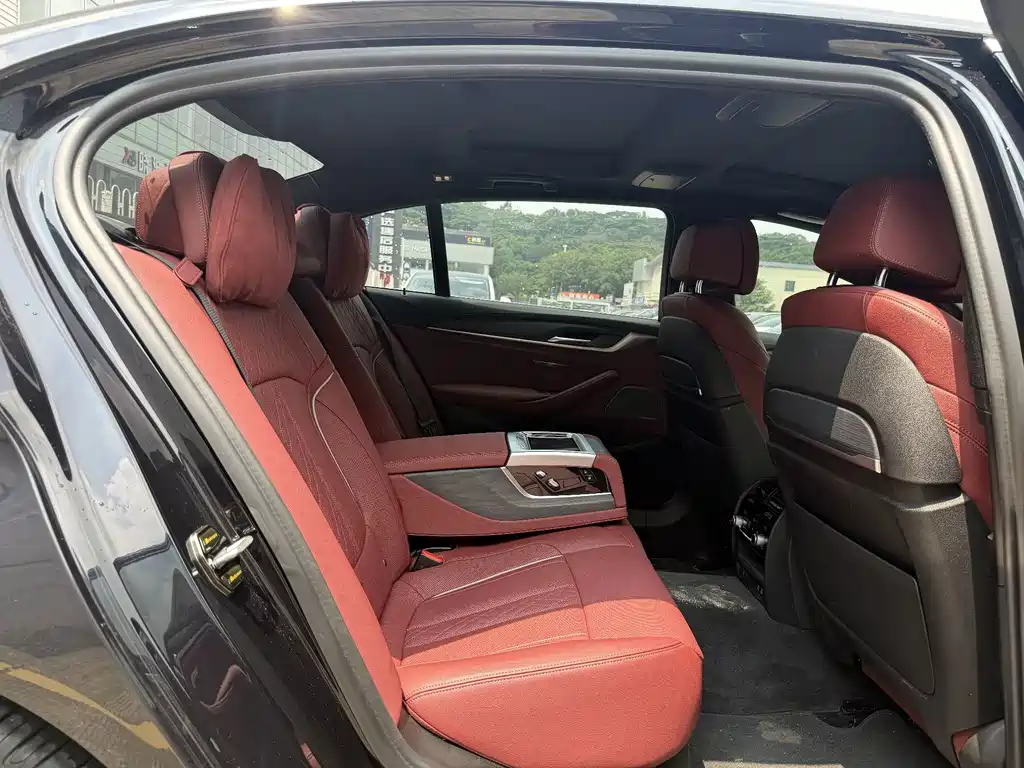 BMW 5 Series — миниатюра 9