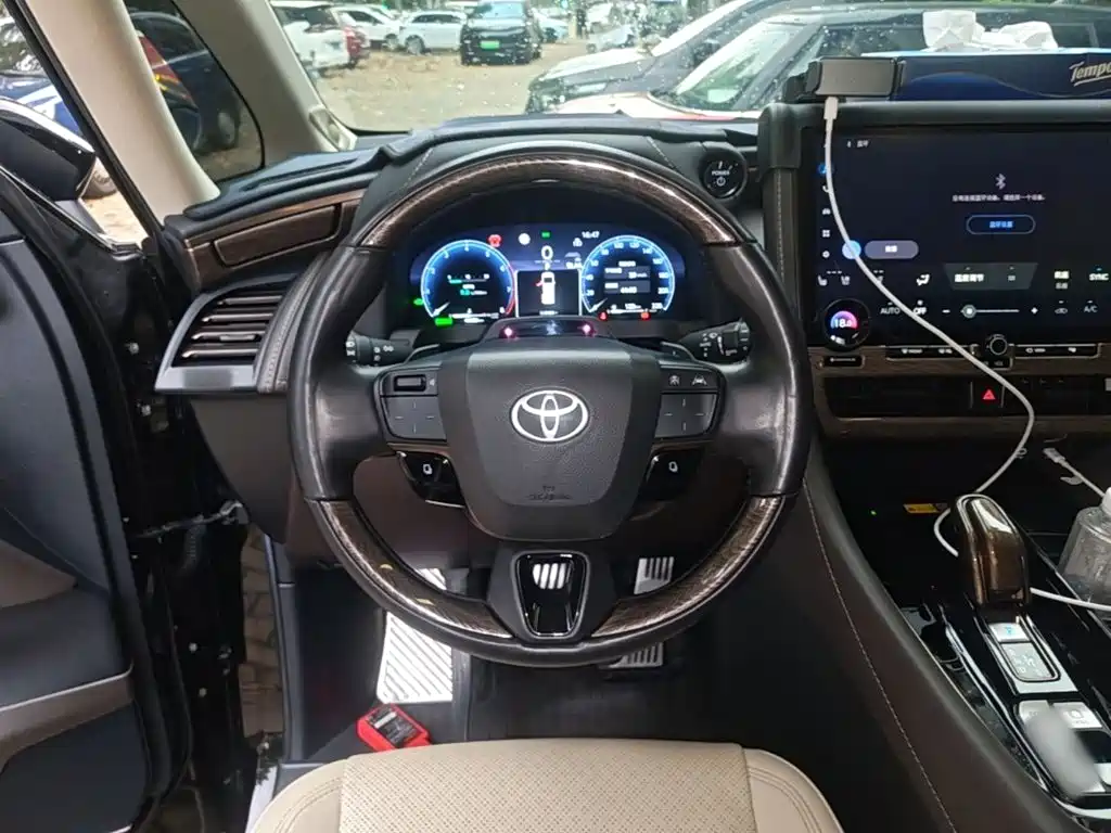 Toyota Alphard — миниатюра 11