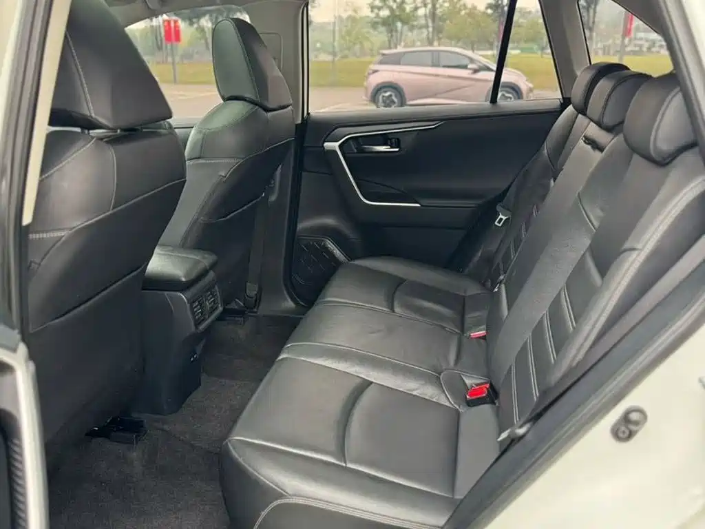 Toyota RAV4 — миниатюра 6