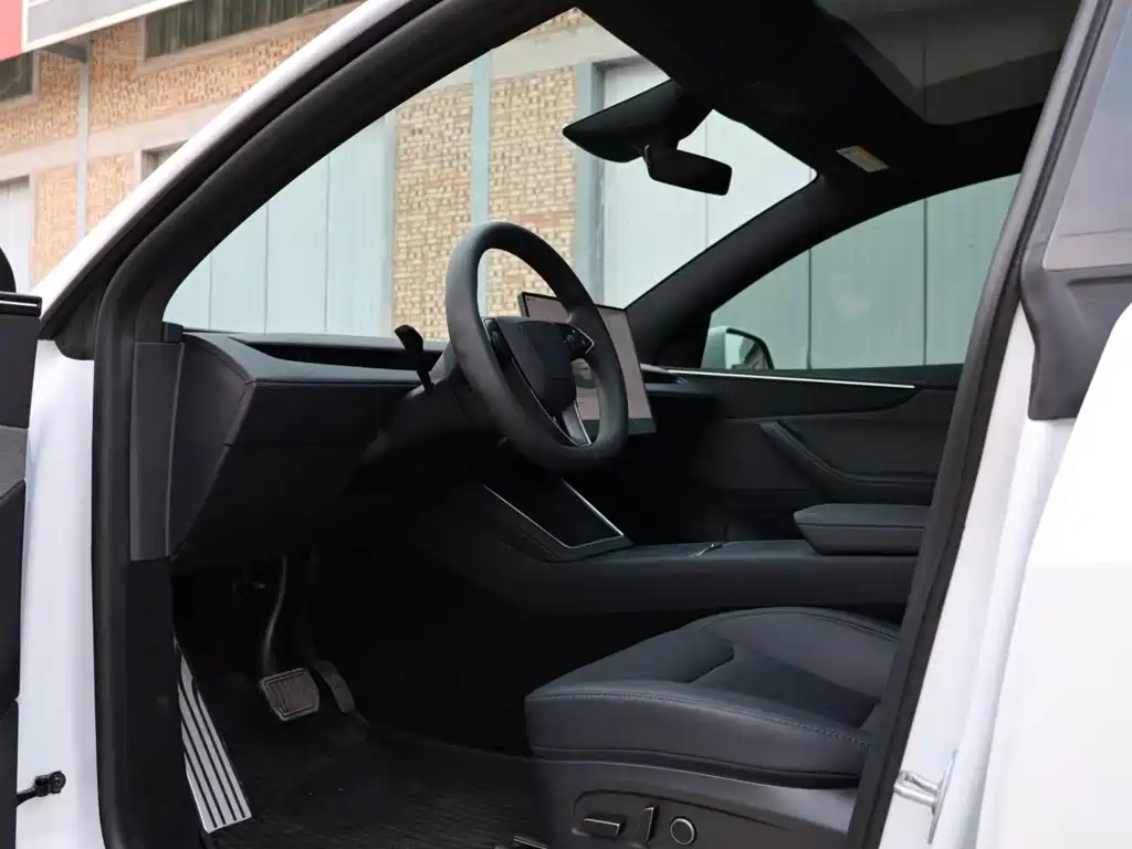 Tesla Model Y — миниатюра 4