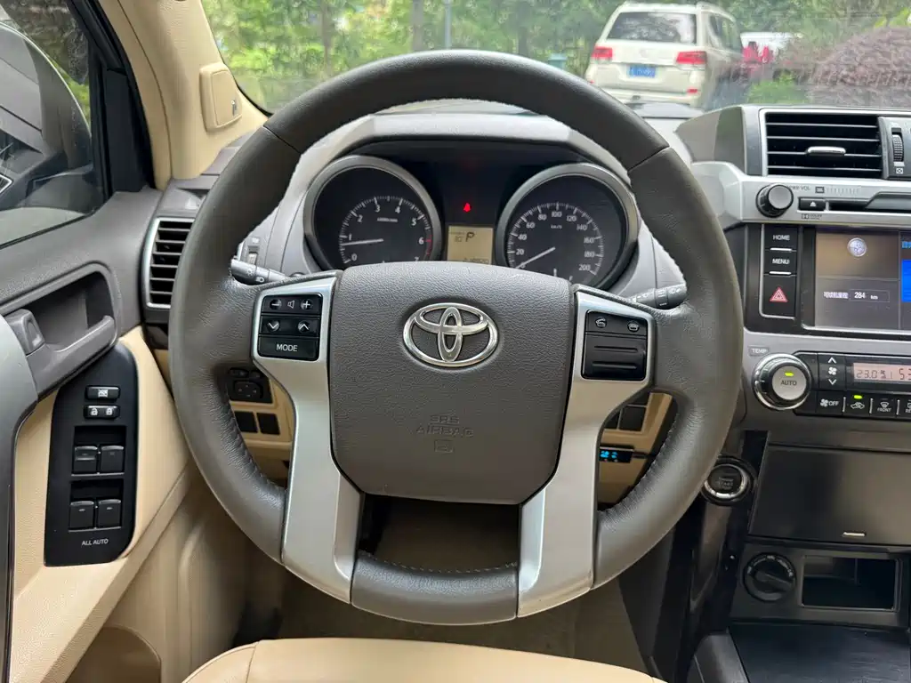 Toyota Land Cruiser Prado 2016 2.7L AT Luxury