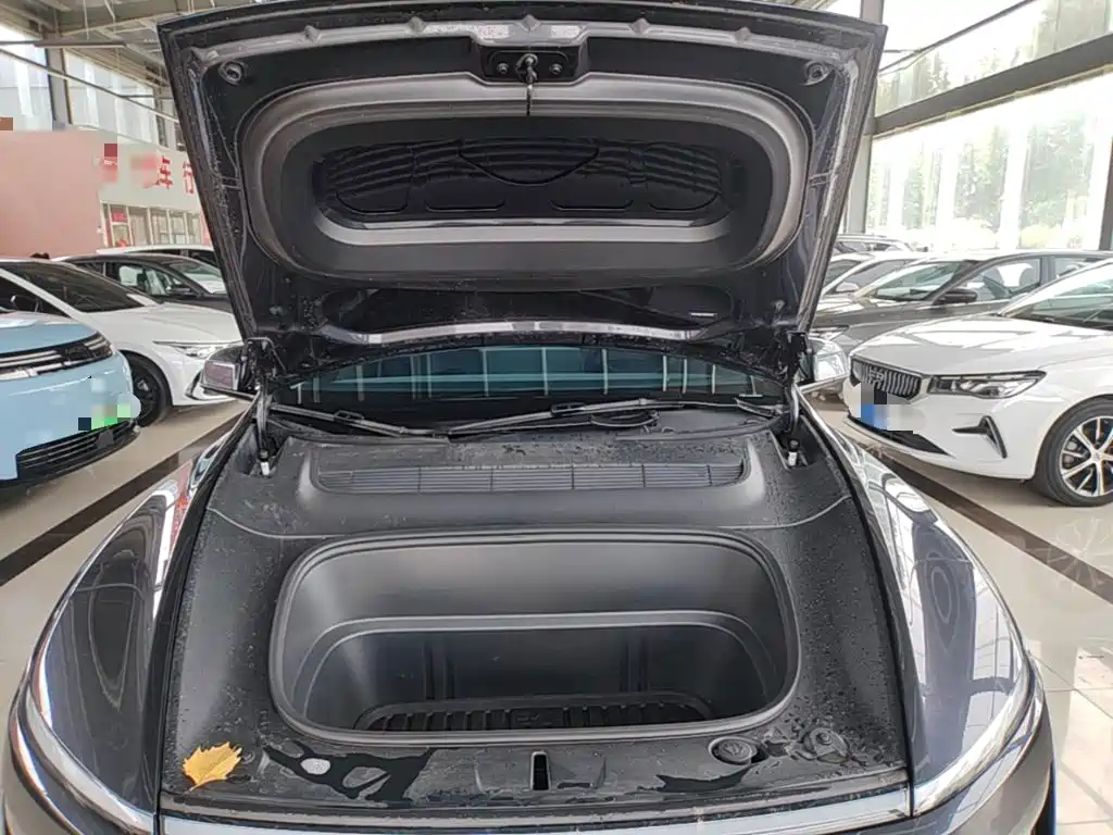 Tesla Model Y — миниатюра 20
