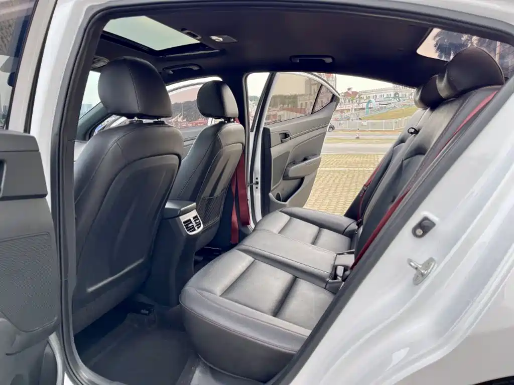 Hyundai Elantra — миниатюра 11