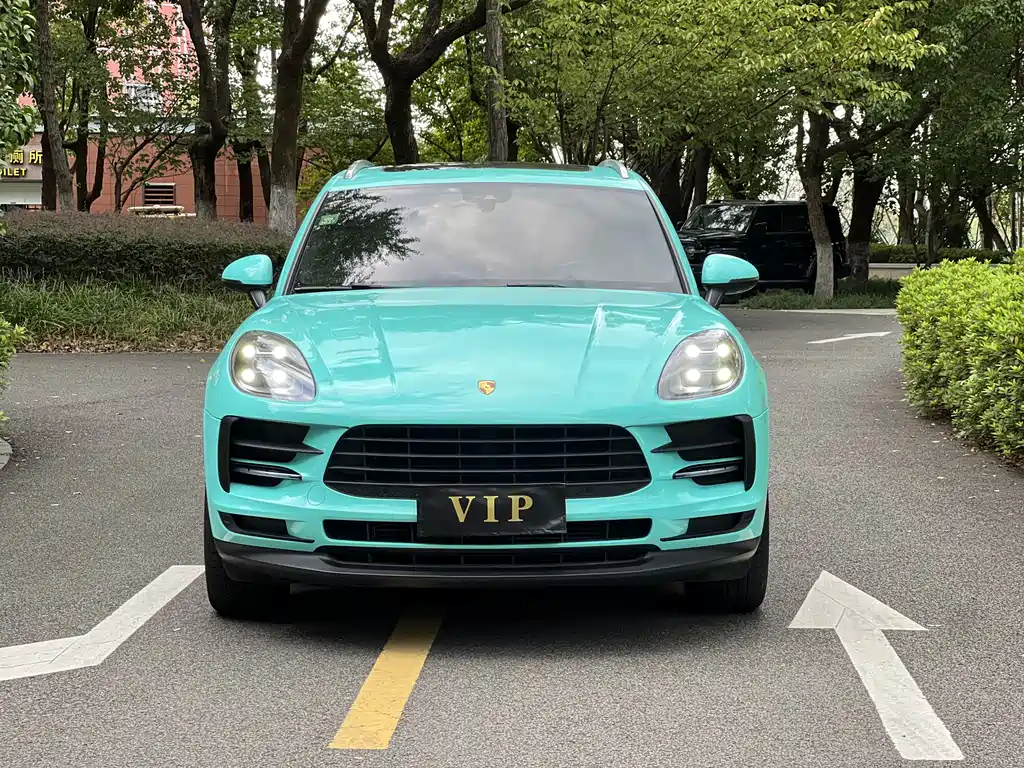 PORSCHE MACAN