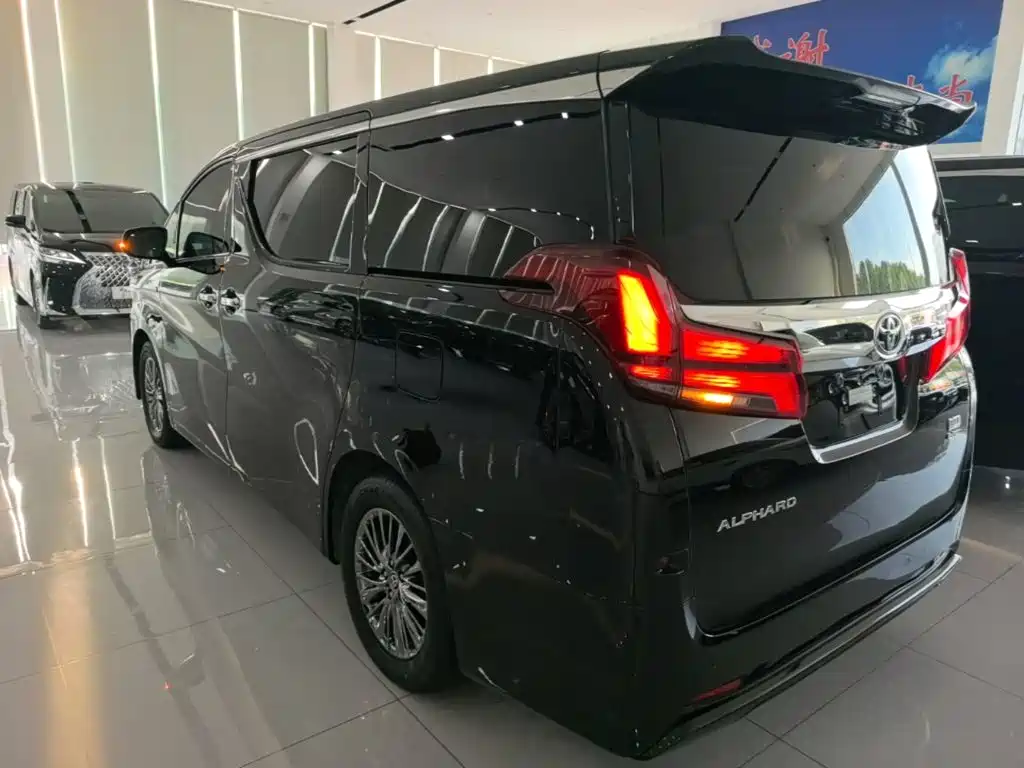 Toyota Alphard — миниатюра 5