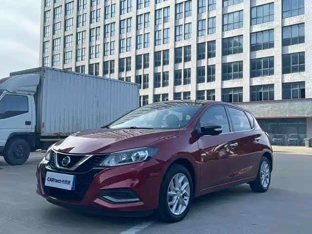 NISSAN TIIDA