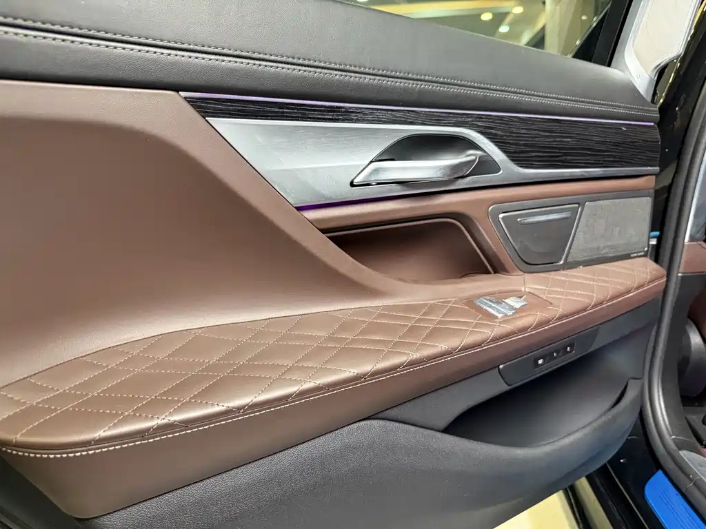 BMW 7 Series — миниатюра 13