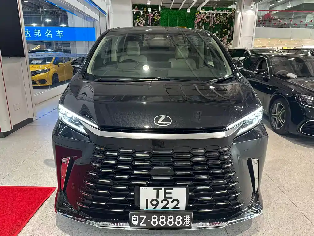 LEXUS LM