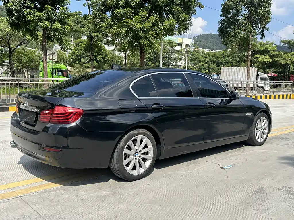 BMW 5 Series — миниатюра 7
